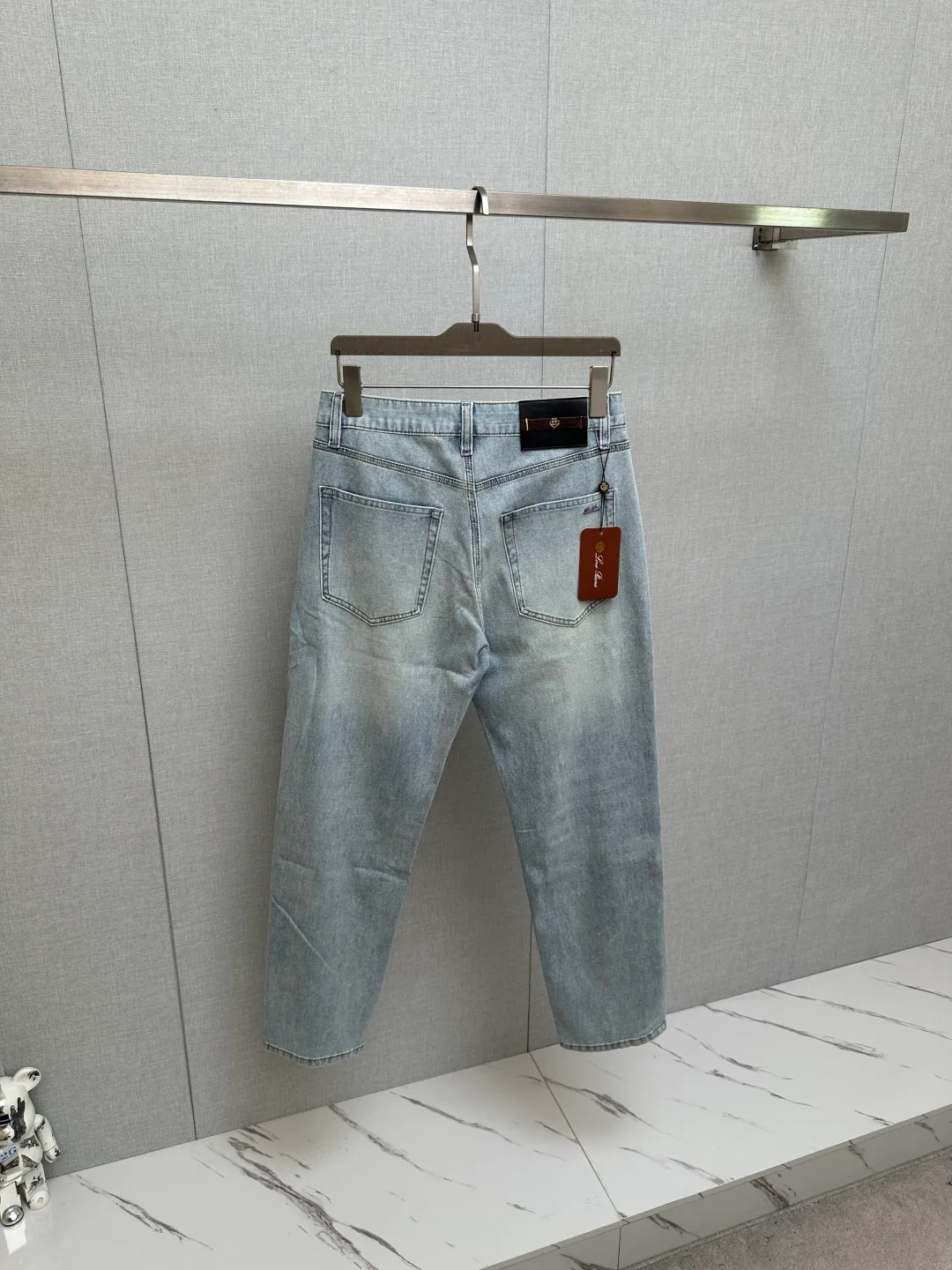 Available at the official website counter at the same time, the Original is a very stylish pair of jeans, with customized original washed denim fabric, unique design, top-notch printing technology letter pattern logo, original hardware accessories decoration, an extremely outstanding pair of jeans, the materials and craftsmanship are extremely luxurious and exquisite, extremely high-grade, handsome and stylish upper body, recommended 👍, Sizes: 29-38